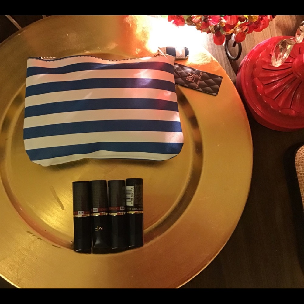 💋 Mollie Jacobs Makeup Bag + Bonus Lipstick